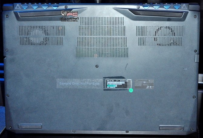 Я признаю, что эта форма дизайна действительно хороша, даже немного оригинальна (это решение впервые появилось в другом ноутбуке Acer - Predator 21X) и в первую очередь вписывается в общие характеристики стиля игровых продуктов Acer